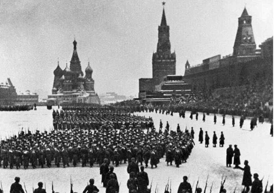 День проведения военного парада на Красной площади в Москве в 1941 году.